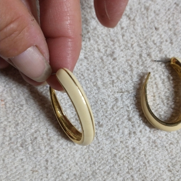 Cream color goldtone post earrings no backs - Picture 1 of 5